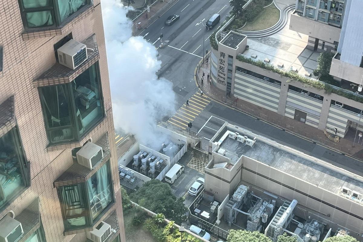 青衣牙鷹洲街變電站下午冒煙懷疑爆炸。(網民Look Chun Wai David@FB群組「青衣街坊吹水會」)