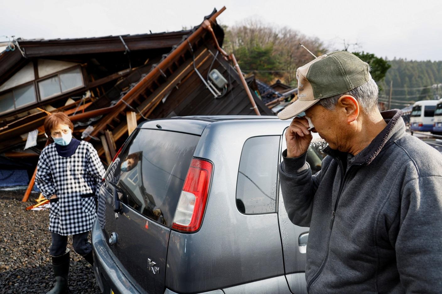 輪島市一對七旬夫婦痛失家園,忍不住落淚。(路透社)