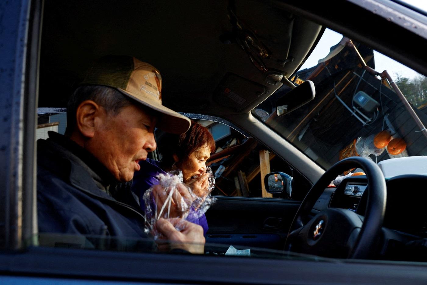 輪島市一對七旬夫婦痛失家園,被迫躲在車上過活。(路透社)