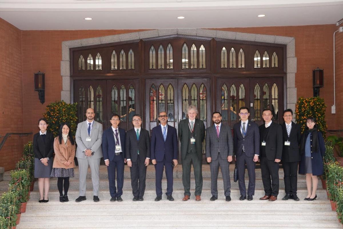 施俊輝(左五)陪同阿聯酋駐華大使代表團,到訪德望學校與師生交流。(施俊輝FB)