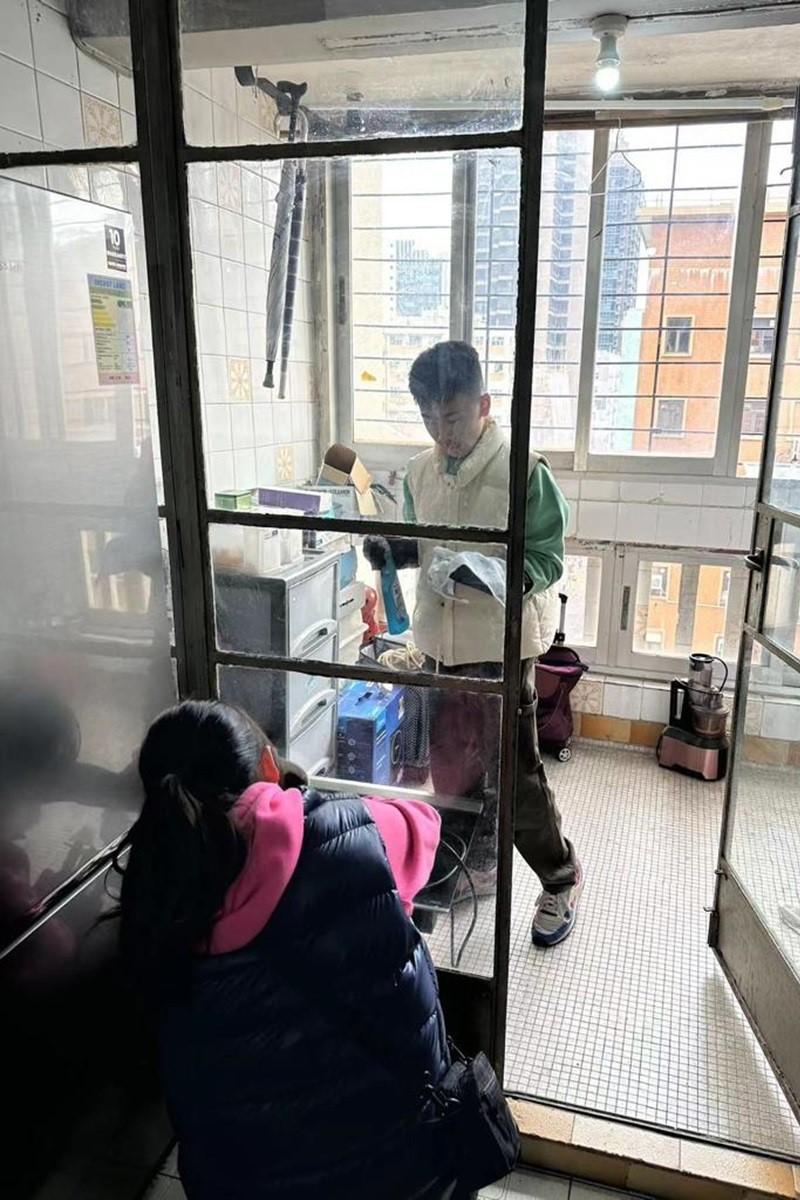 有團體歲晚前到土瓜灣,為100戶基層長者家居大掃除和送上愛心福袋。(組織提供)