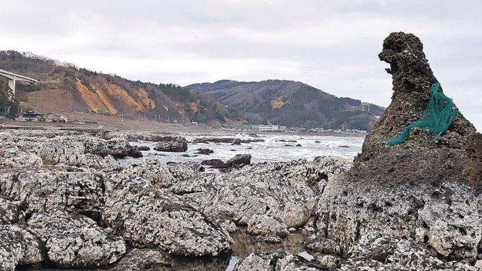 日本地震後,哥斯拉岩一原因由海邊「上岸」後畫面。
