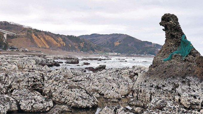 日本地震後,哥斯拉岩一原因由海邊「上岸」後畫面。