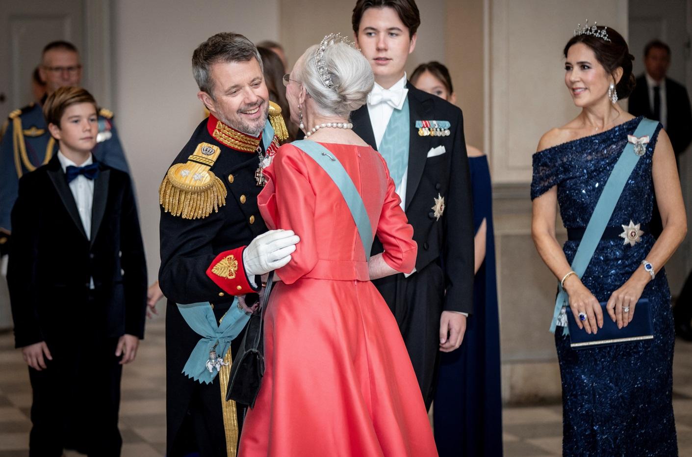 瑪格麗特二世與王儲弗雷德里克親吻。(路透社)