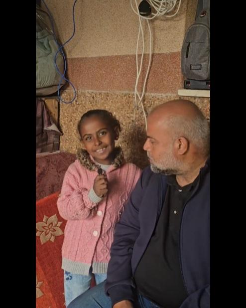 賈穆斯面帶笑容,訪問半島電視台加沙採訪辦事處主任的巴勒斯坦記者達杜赫。(互聯網)