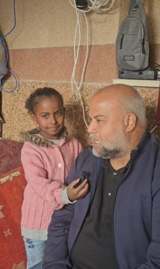 半島電視台巴勒斯坦記者達杜赫向賈穆斯講述情況。(互聯網)