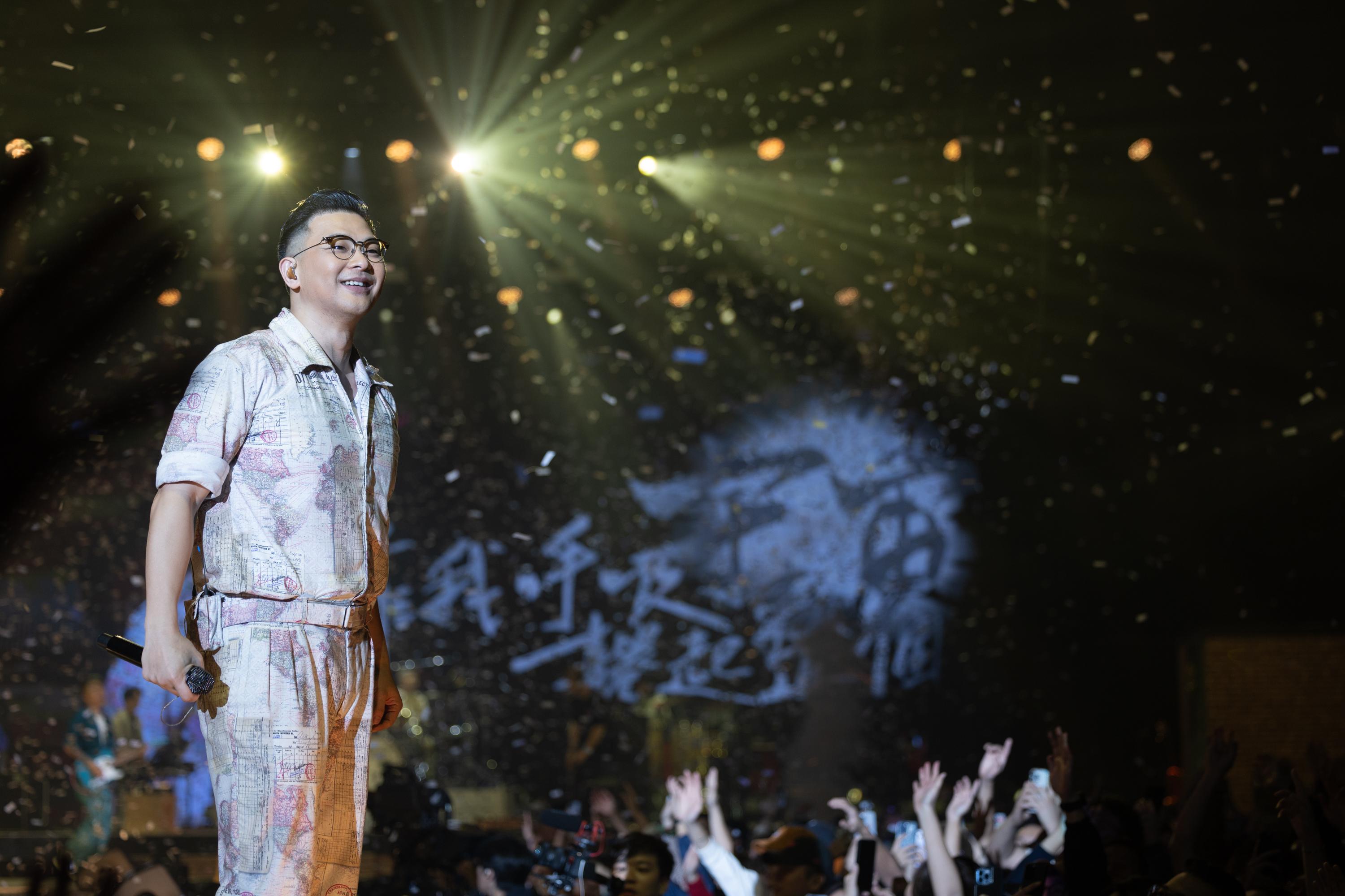 RubberBand的6場跨年騷昨晚假九龍灣國際展貿中心Star Hall舉行尾場演出。