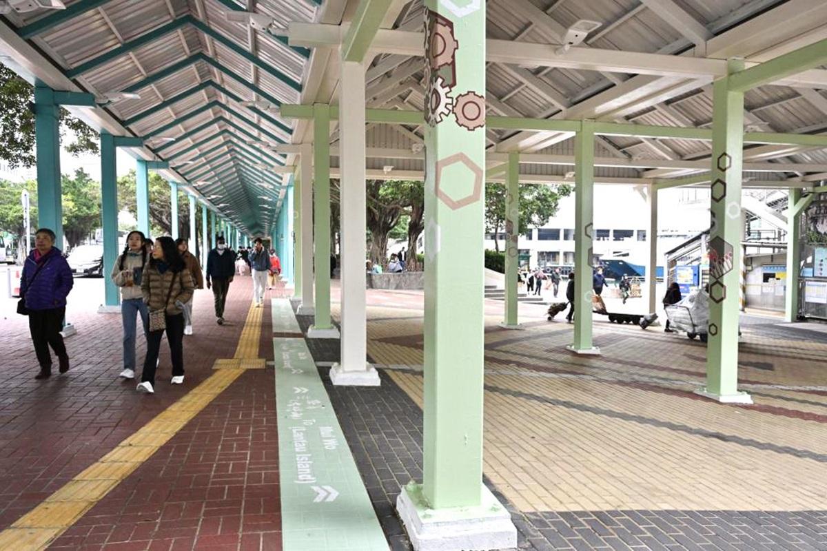 渡輪往返坪洲的中環6號碼頭,設計用上象徵坪洲是「秘密花園」的淡綠色。(卓永興FB)