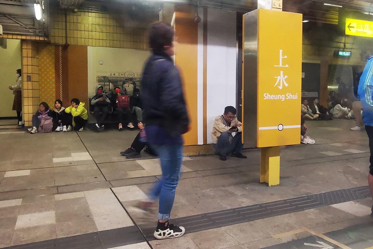 有乘客在上水站月台踎下等車往羅湖。(FB群組「北區之友」)