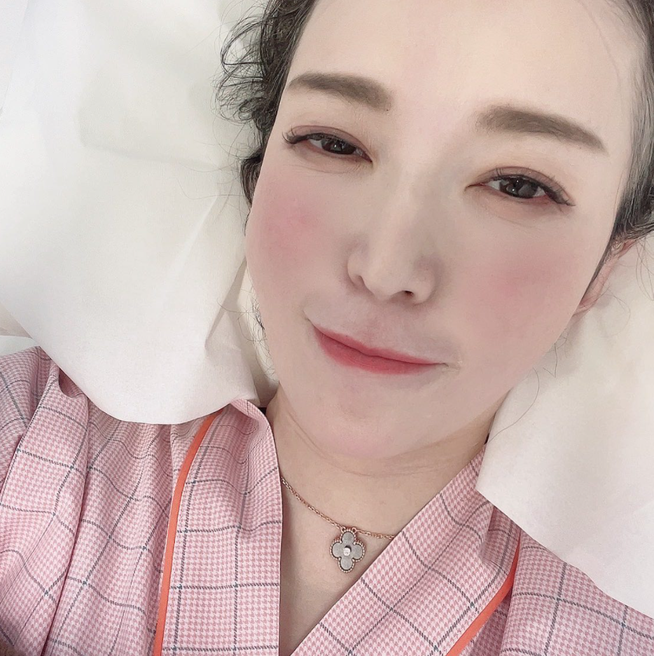 丈夫也代為發文表示:「她在醫院哭著說她抗癌再辛苦,都沒有再看過她掉過演淚,就是這樣溫柔又堅強的女人。」