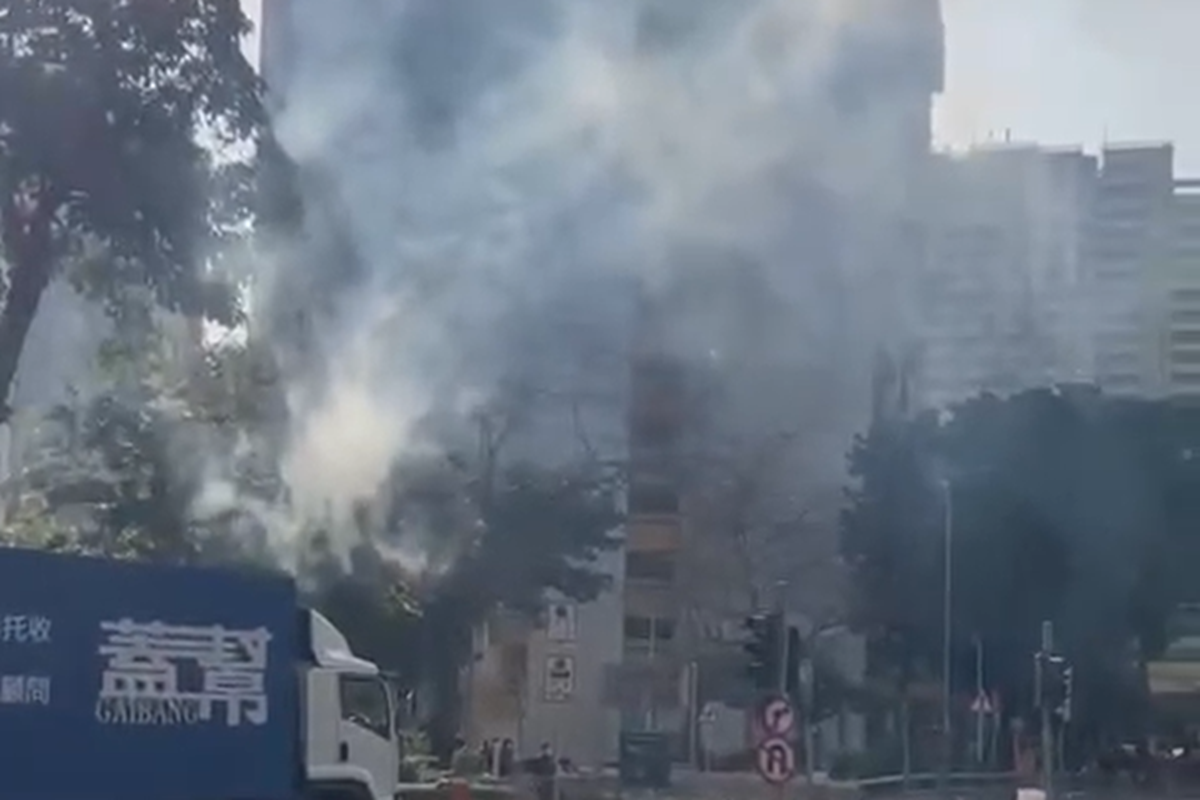 青衣牙鷹洲街變電站下午冒煙懷疑爆炸。(網上片段截圖)