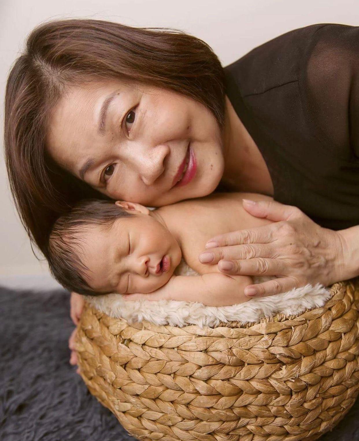 陳敏之上載多張照片悼念最愛母親。