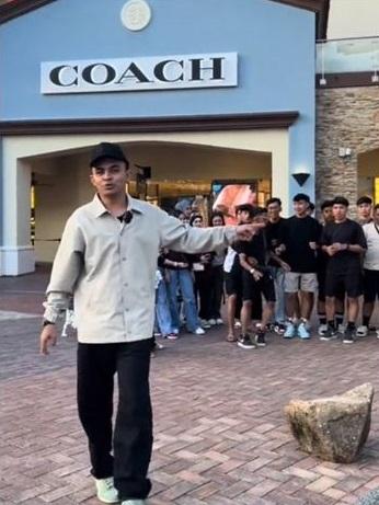 阿茲里講解獎勵員工行動。(互聯網)