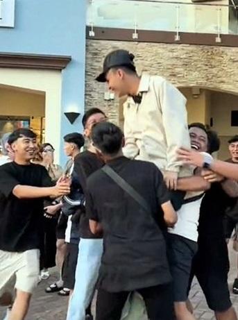 員工興奮地抱起阿茲里。(互聯網)