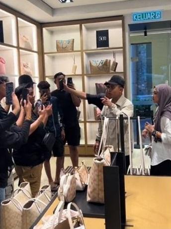 阿茲里在店內向員工講解。(互聯網)