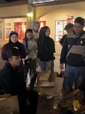 阿茲里之後跟員工分享相處之道。(互聯網)