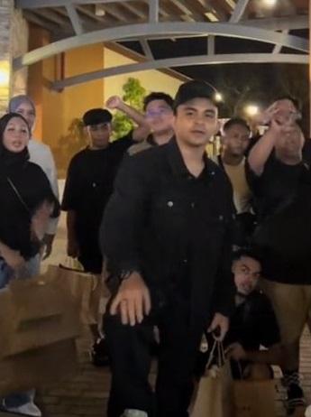 阿茲里之後跟員工分享相處之道。(互聯網)