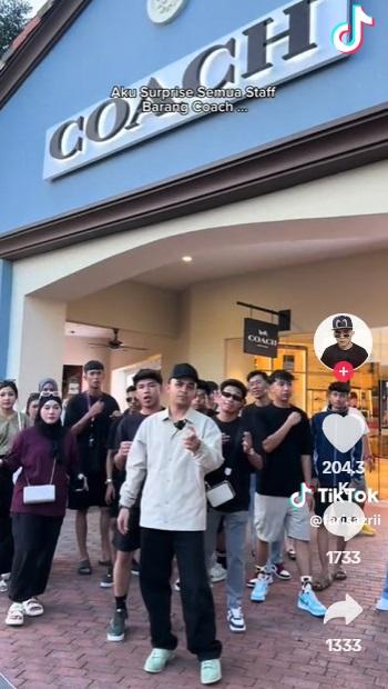 阿茲里帶員工到COACH專門店隨意購物。(互聯網)