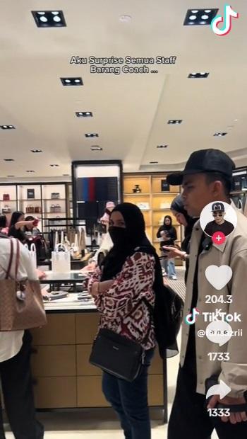 員工細心挑選。(互聯網)