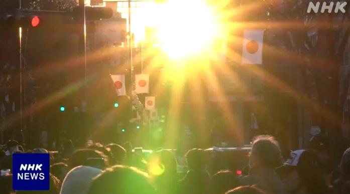 民眾在東京明治神宮前迎接元旦日出。 (互聯網)