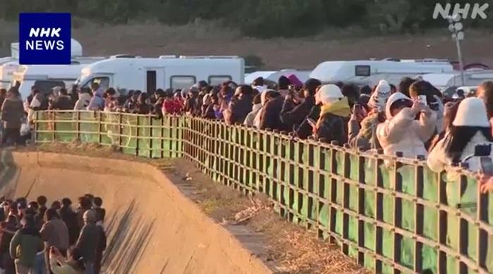 民眾在千葉縣銚子市海岸觀看元旦日出。(互聯網)