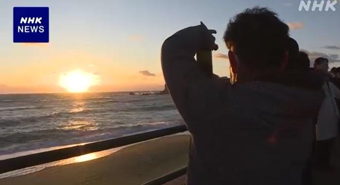 民眾在千葉縣銚子市海岸觀看元旦日出。(互聯網)