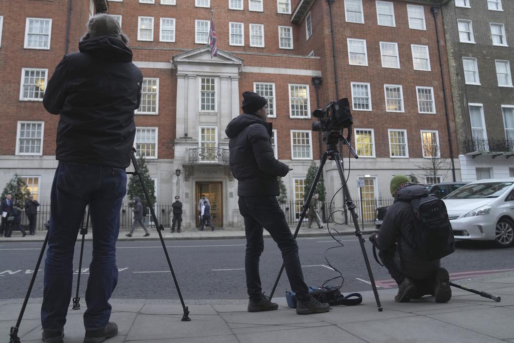 The London Clinic外有記者守候。(美聯社)