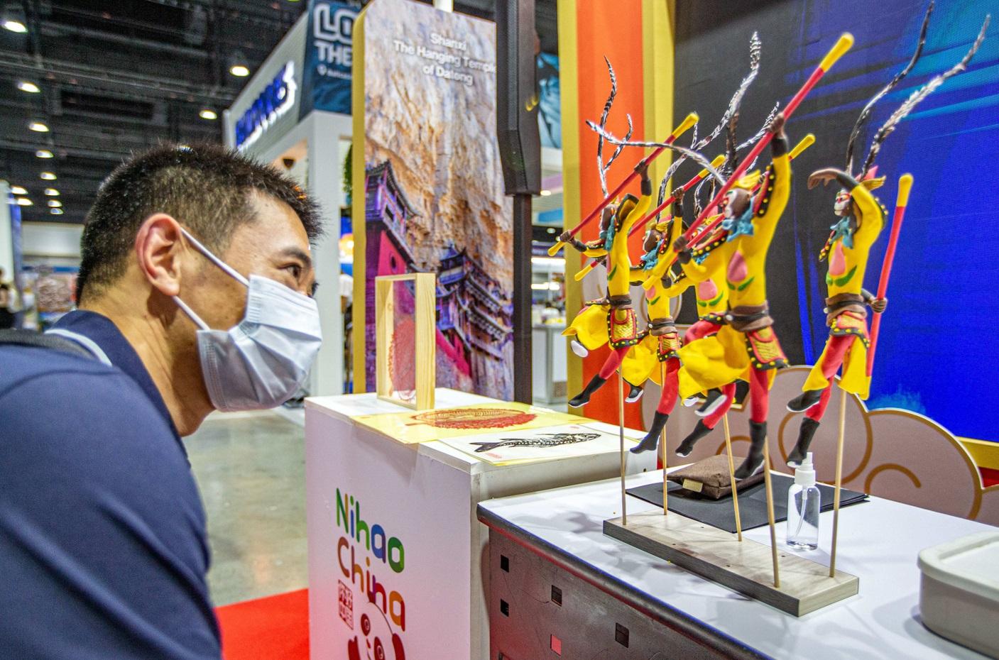 泰國曼谷近日舉行國際旅遊展,民眾參觀中國攤位。(新華社)