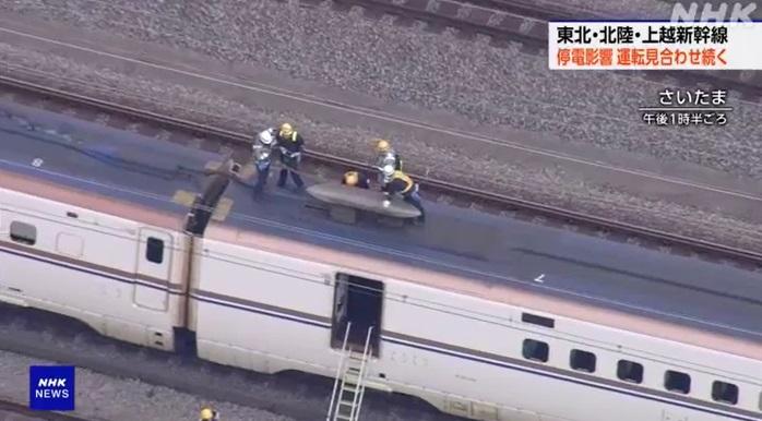 列車半路停駛,工程人員搶修。(互聯網)