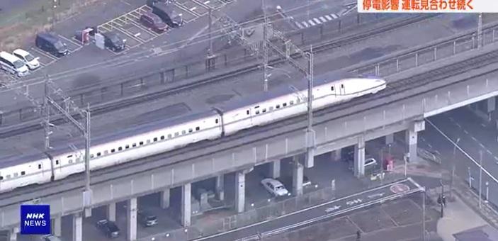 列車停在站與站之間。(互聯網)