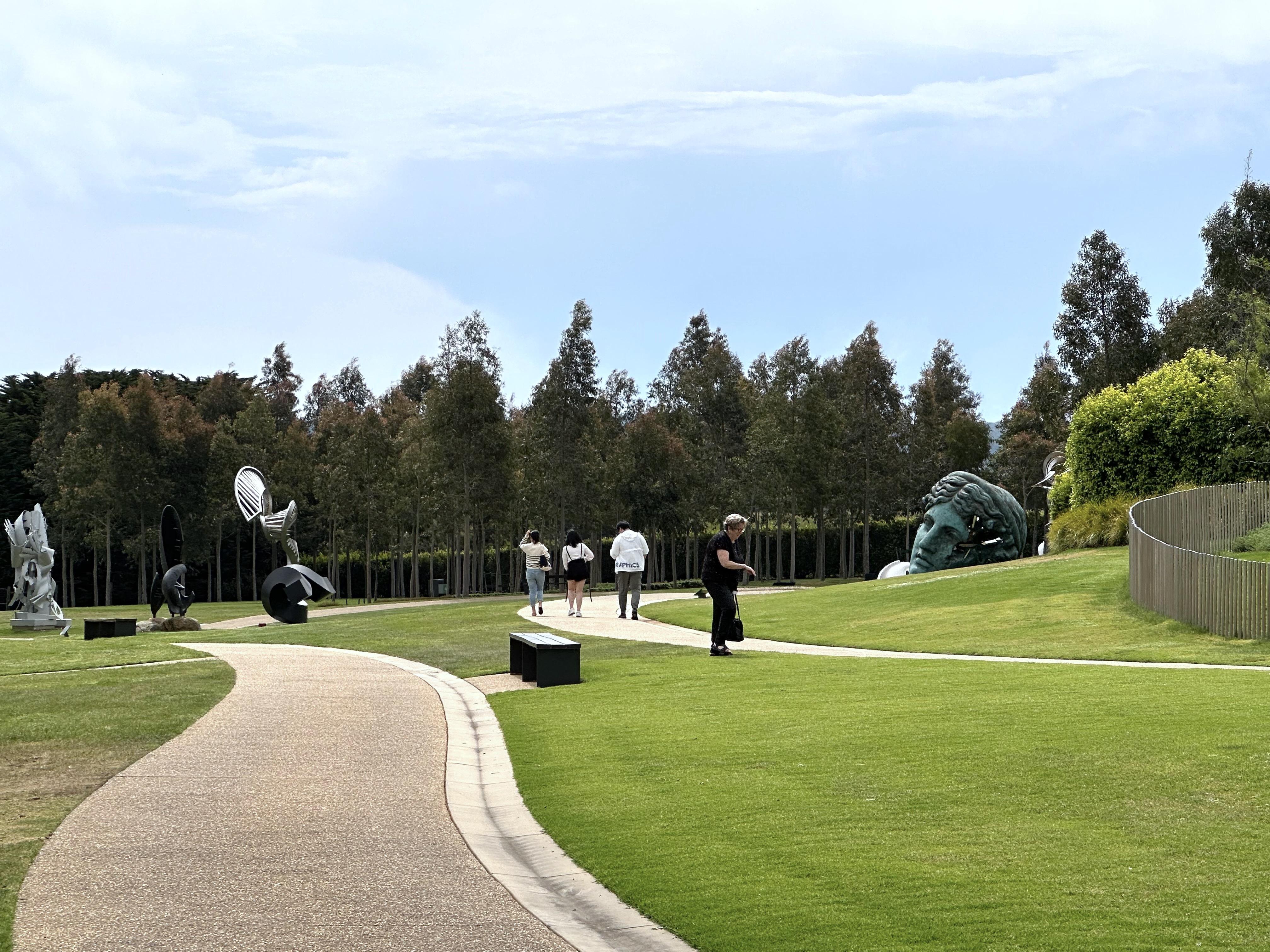 134公傾的雕塑園,展出逾60件大師級作品,還有無敵海景相伴。