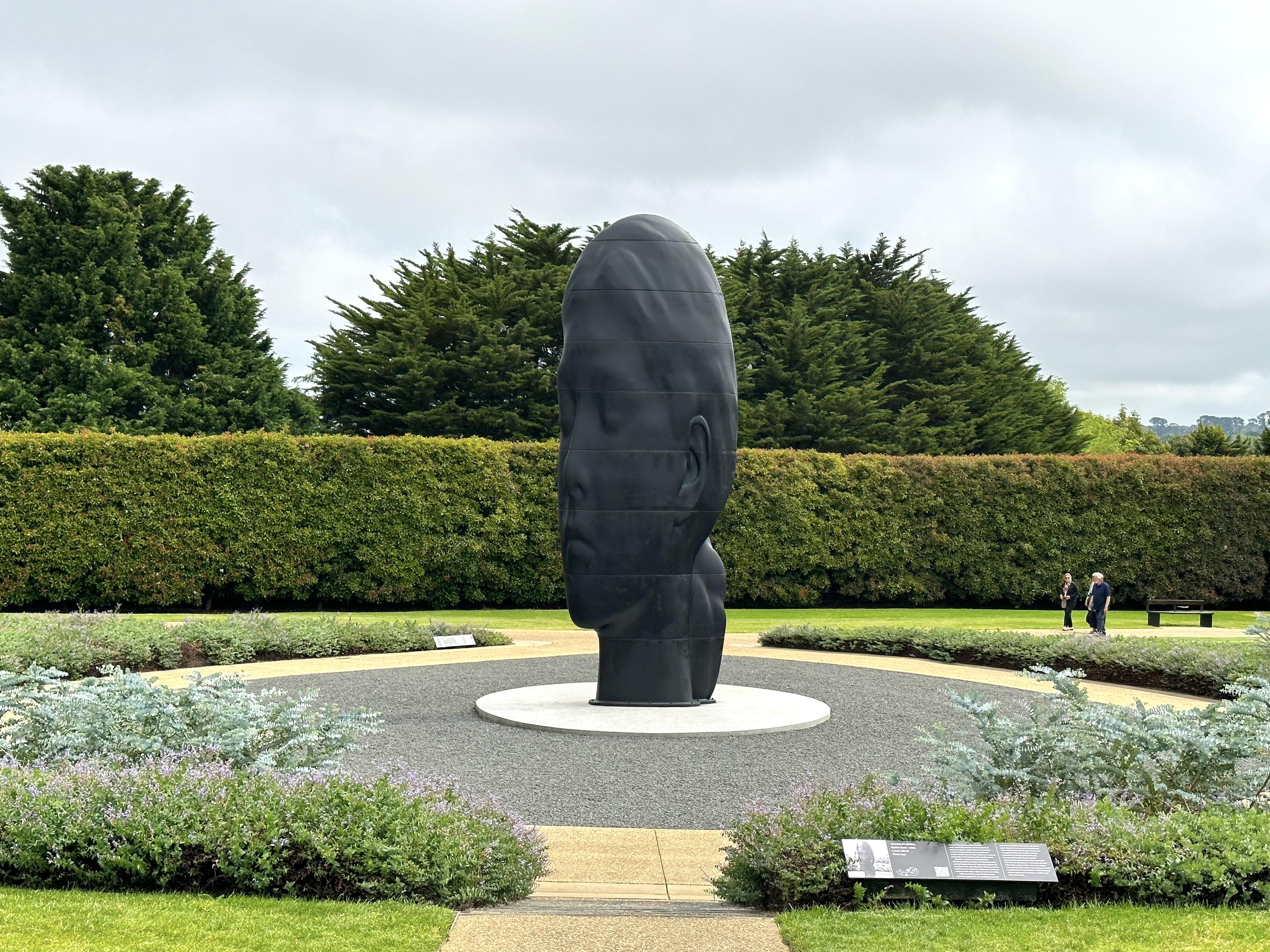 7米高少女頭像《Laura》,出自西班牙藝術家JAUME PLENSA,乃園主最愛。