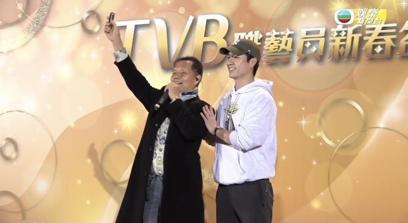 吳大強唱歌為表演打響頭陣。