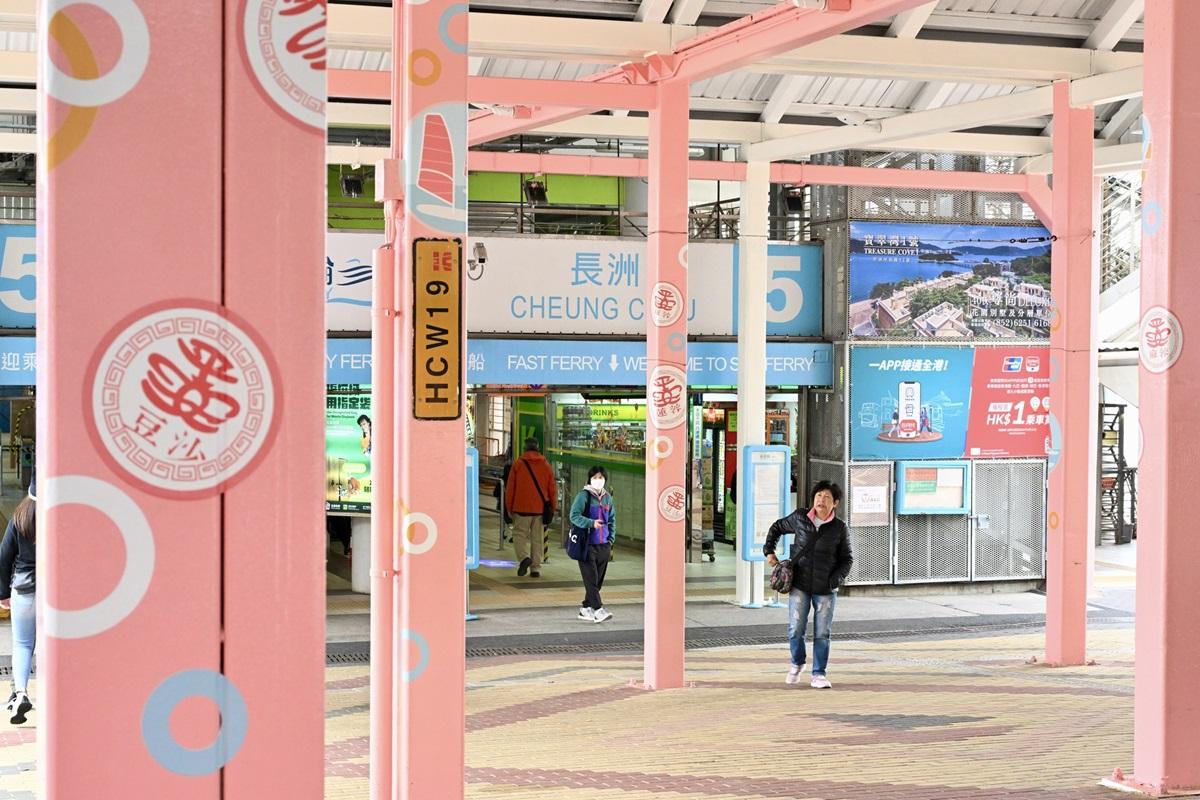 渡輪往返長洲的中環5號碼頭,設計用上營造喜慶節日氛圍的粉紅色。(卓永興FB)