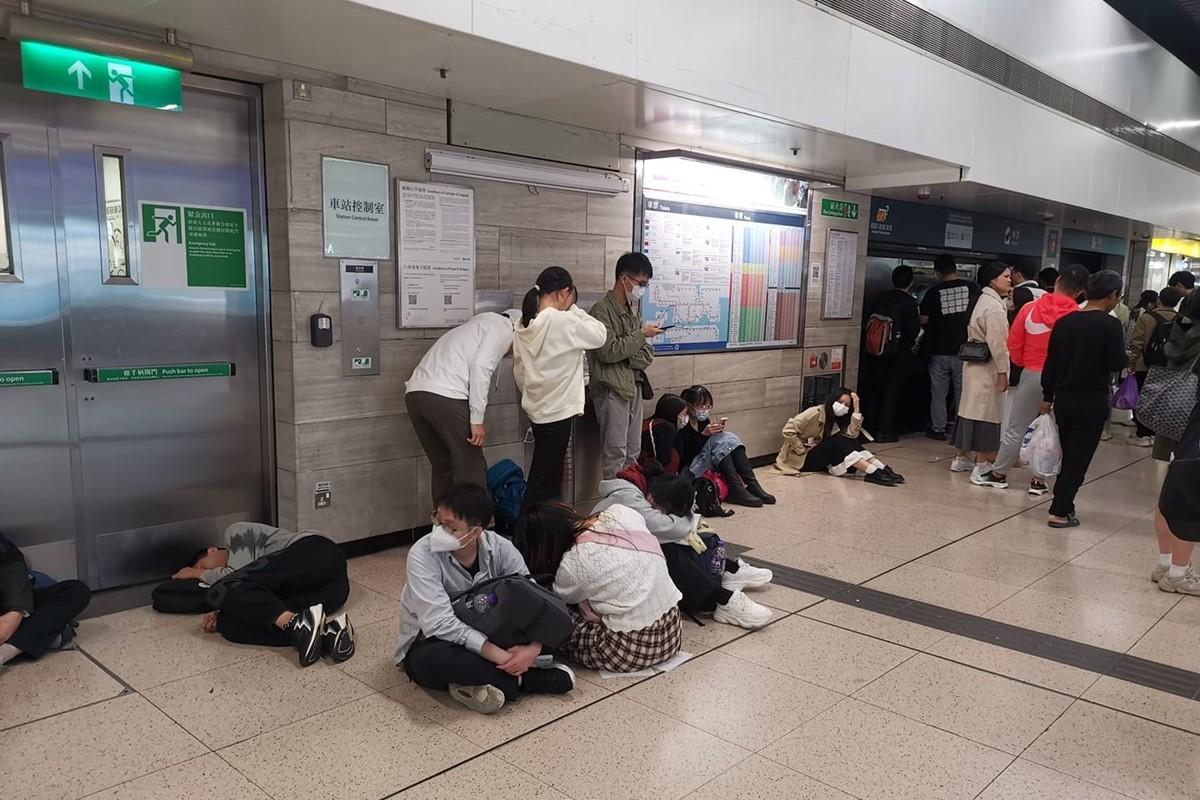 有內地旅客在上水站大堂通宵等候,席地而睡。(網民Takshin Lou@FB群組「北區之友」)