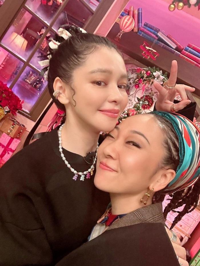 徐若瑄早前亦跟巨肺天后MISIA錄影節目。