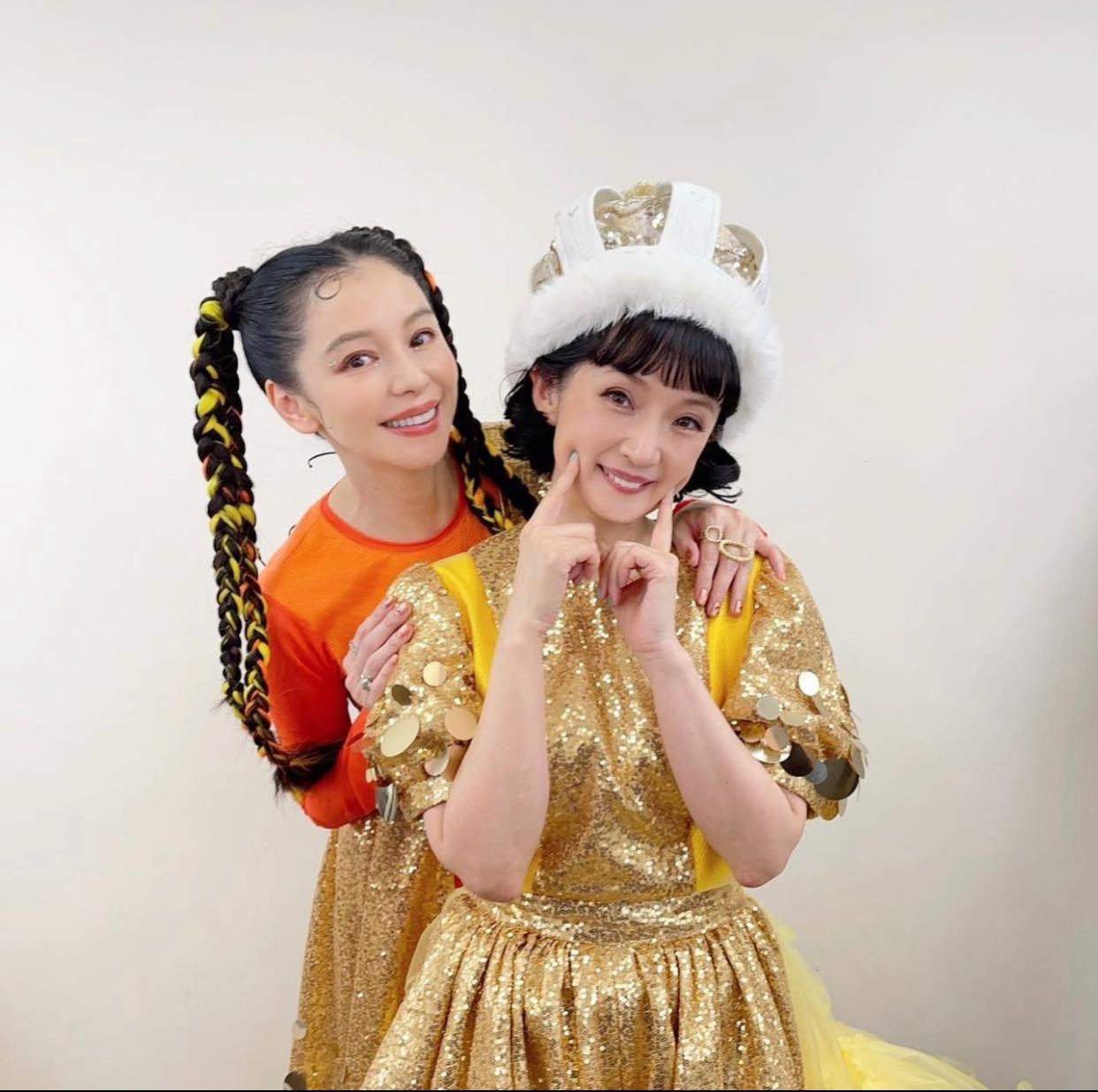 52歲的千秋跟48歲徐若瑄加埋剛好100歲。