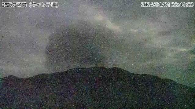 氣象廳記錄到諏訪之瀬島的火山晚上10時41分的噴發情況。(互聯網)