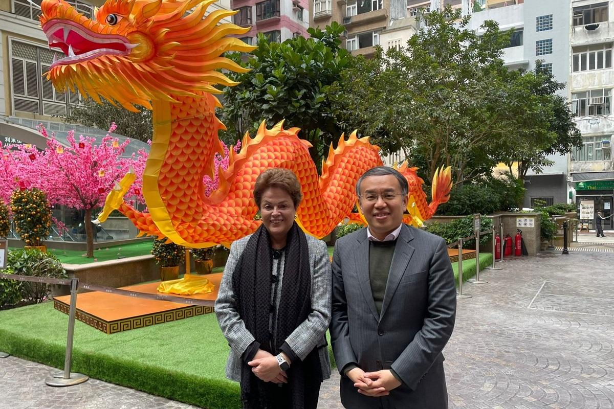 新開發銀行行長(左)同許正宇喺農曆新年裝飾前合照。(財經事務及庫務局FB)