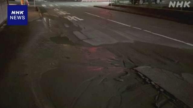 新潟縣道路斷裂。(互聯網)