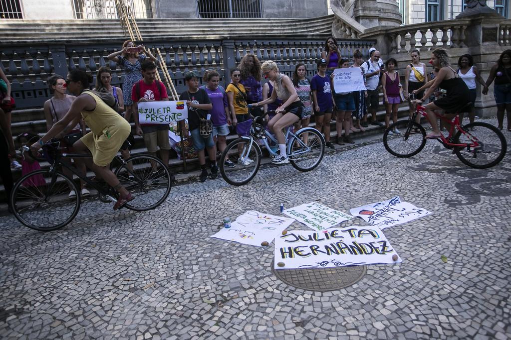 巴西里約熱內盧周一有民眾上街抗議,要求當局正視婦女面臨暴力問題。(美聯社)