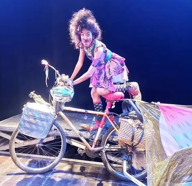 埃爾南德斯是在巴西騎單車旅行沿途賣藝團體的成員。(互聯網)