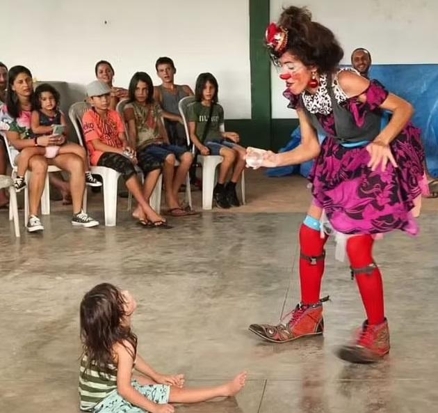 埃爾南德斯是在巴西騎單車旅行沿途賣藝團體的成員。(互聯網)