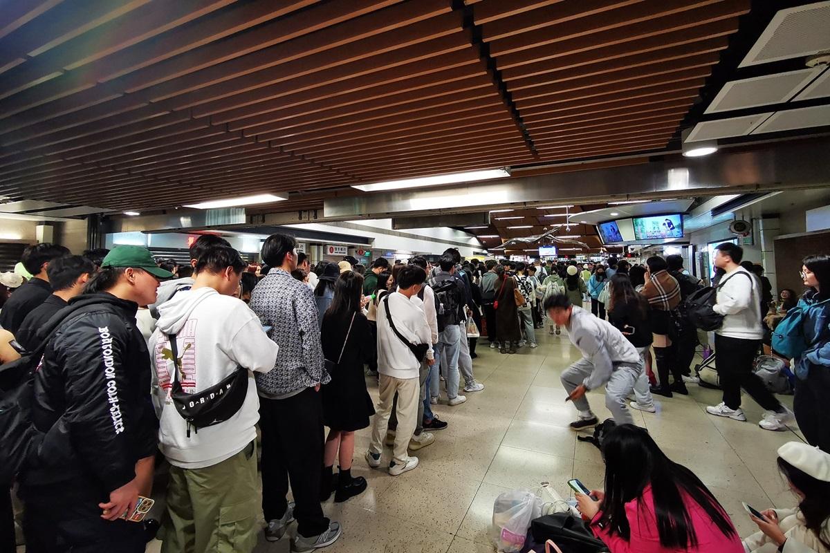 大批在上水站大堂過夜的內地旅客,排隊入閘搭東鐵綫往羅湖頭班車。(FB群組「北區之友」)