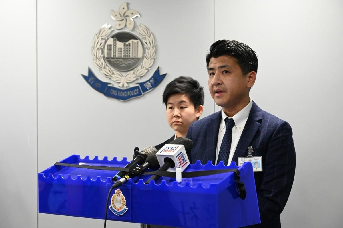 劉曉徽(右)表示,從涉嫌爆竊小食店的男子身上起回相信是贓物的300元現金。