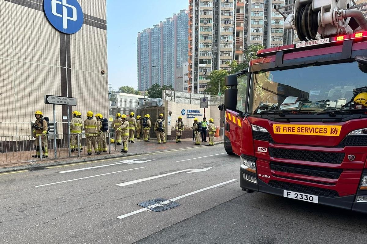消防員到牙鷹洲街變電站了解事件。(網民Raymond W M Ho@FB群組「青衣街坊吹水會」)