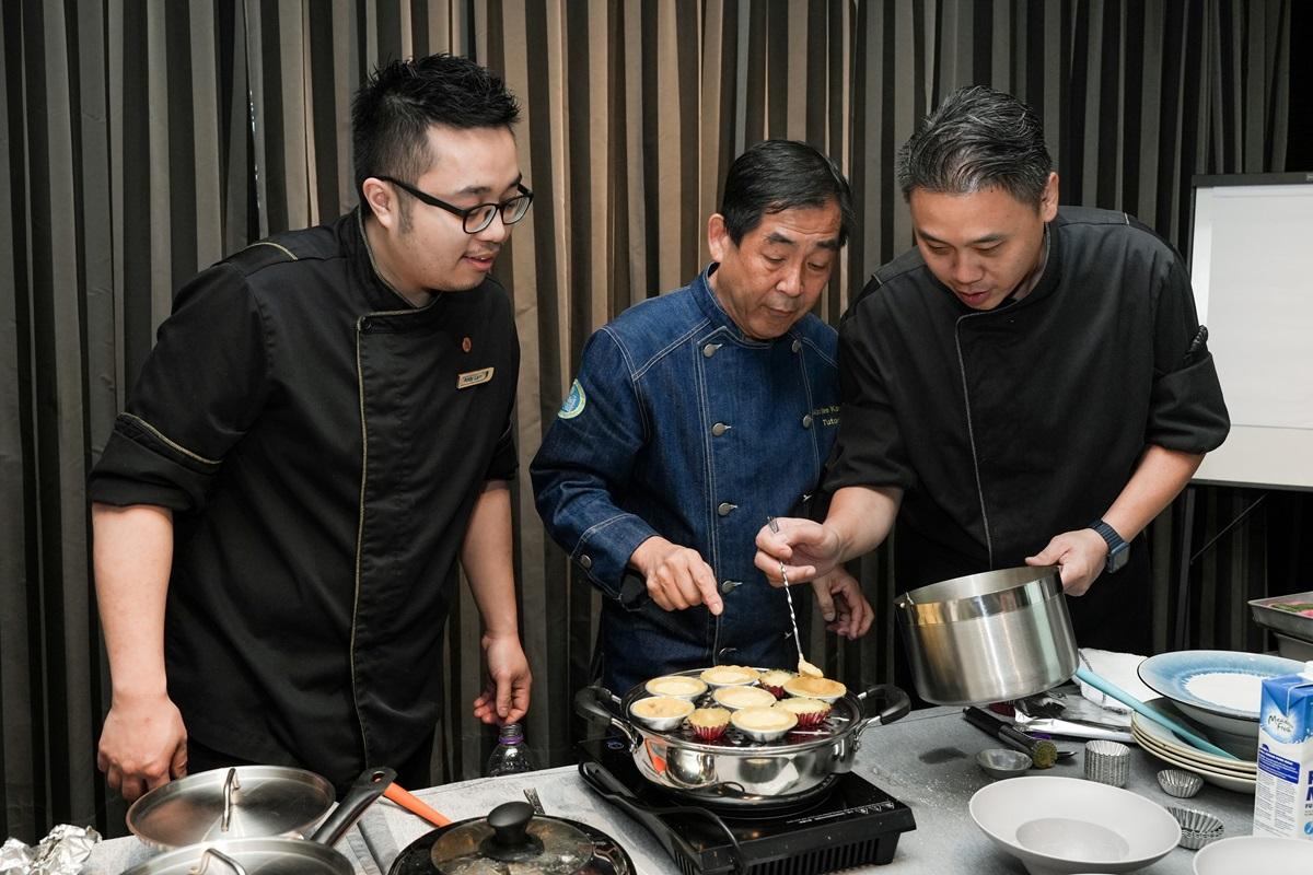 如心酒店西廚團隊接受黃金時代基金會跨專業團隊培訓,學習製作長者友善的食物。(華懋集團提供)