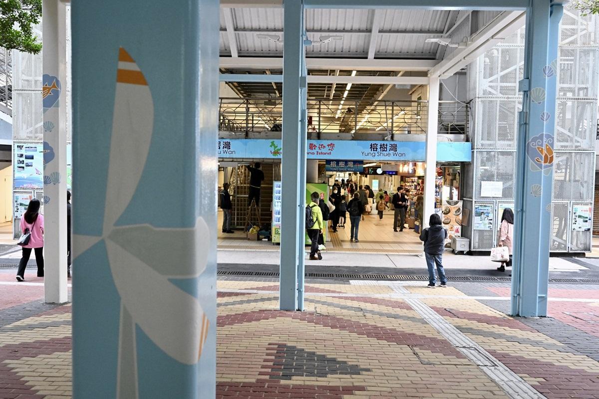 渡輪往返南丫島的中環4號碼頭,設計用上象徵海洋的粉藍色。(卓永興FB)