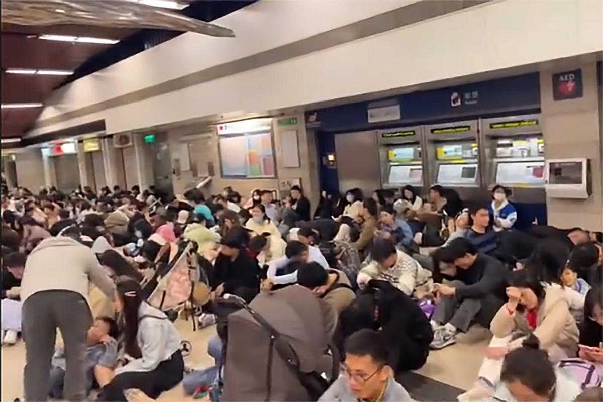 有滯留的內地旅客於港鐵上水站大堂通宵等候往羅湖的頭班車。(網上片段截圖)