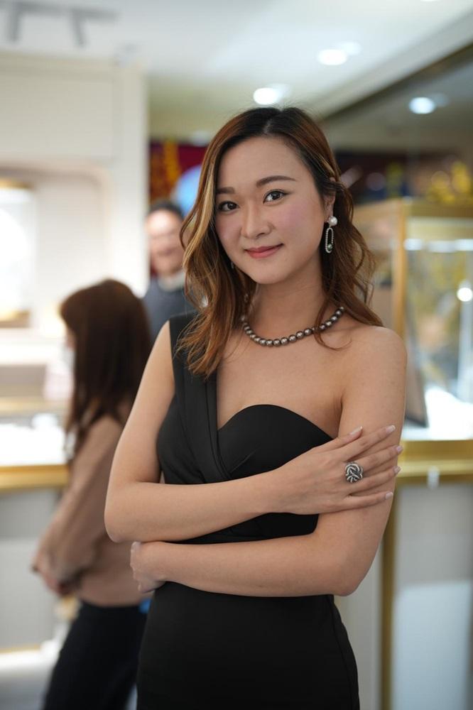 三套展示的首飾結合珍珠和寶石的完美配搭